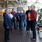 Osaston uuden viirin luovutus Murikan rehtori Aki Ojakankaalle 20.4.2015.Minä vaikutan kurssin oppilaita yleisönä. Järjestöjen viirit ovat esillä Mutteri-klubin vitriinissä